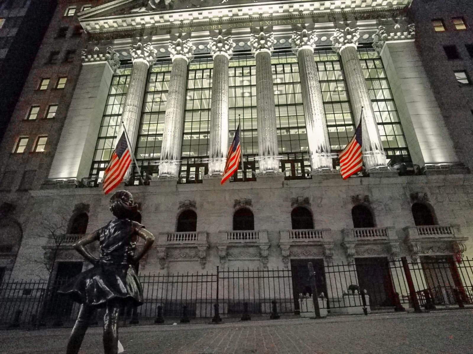 Stocks Settle Lower on Rising Bond Yields