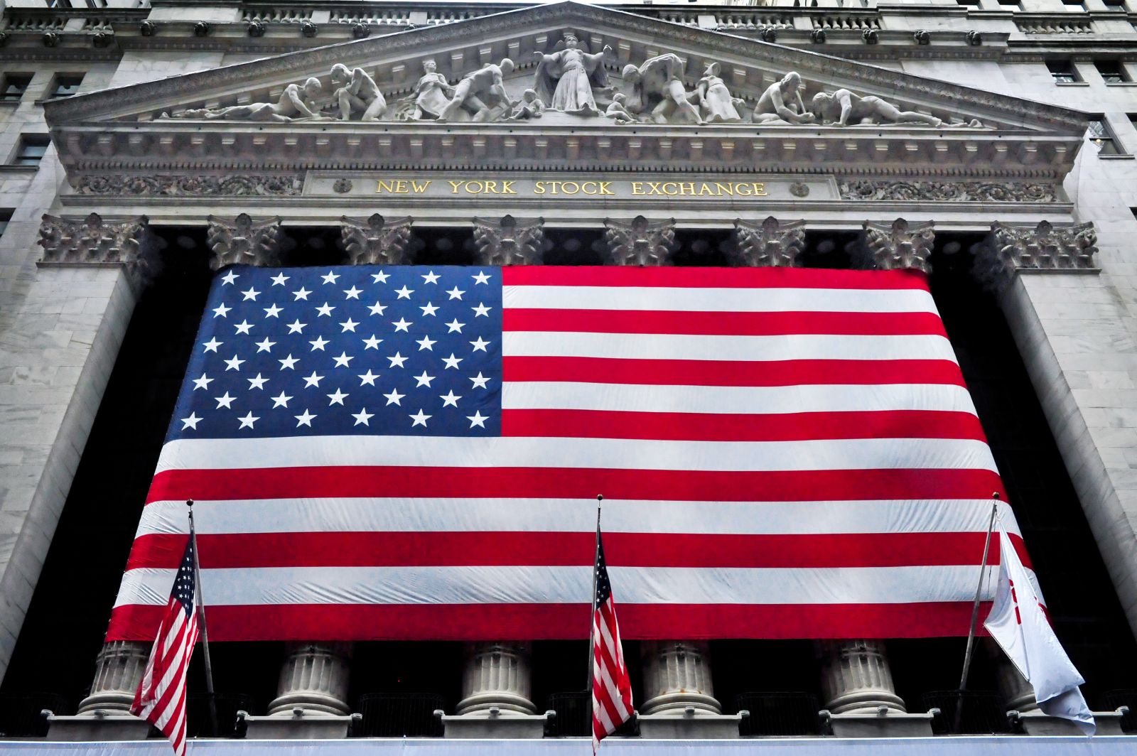 Stock Indexes Settle Mixed as Chipmakers Retreat